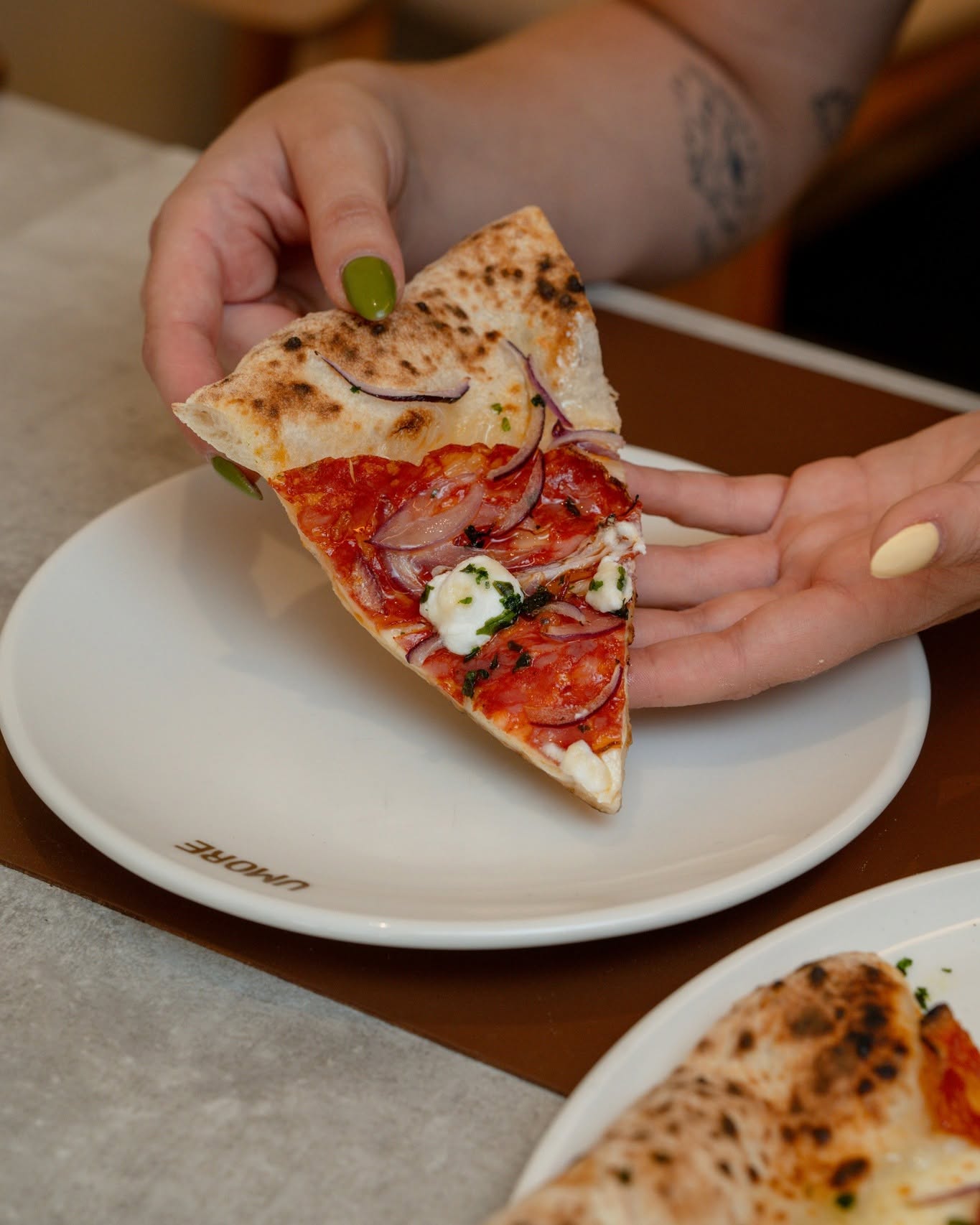 Porción de pizza Umore servida en mesa