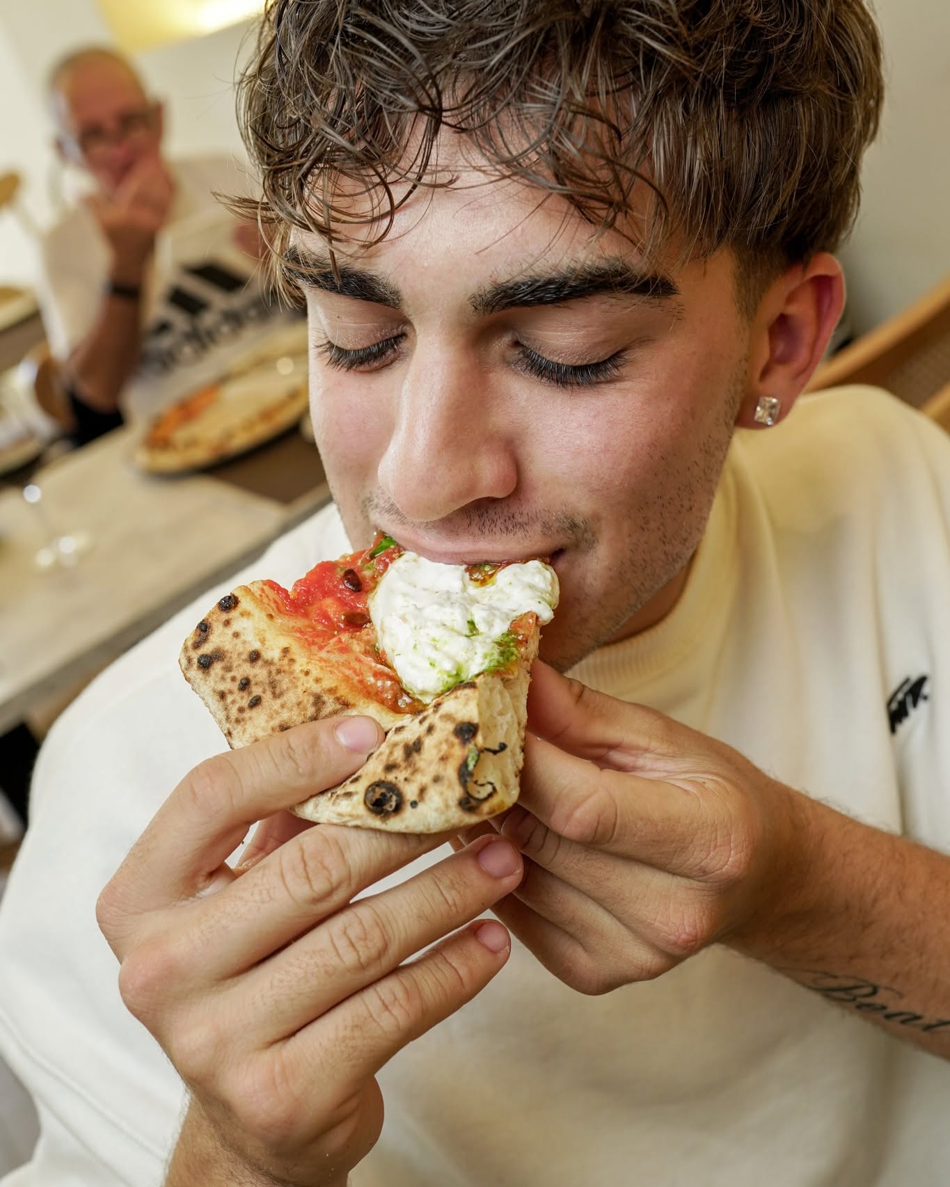 Cliente disfrutando de una pizza Umore